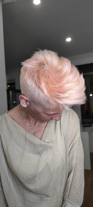 corte de cabello mujer rosa corto